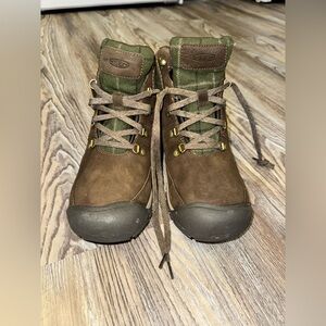 KEEN Kaci III winter waterproof boots in earth/green plaid size 8.5